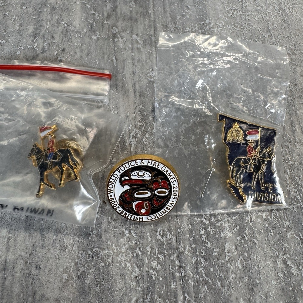 Retro RCMP Mountie Horse Flag Royal Canadian Mounted Police Canada Hat Lapel Pin